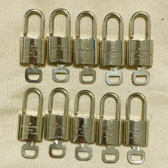LOUIS VUITTON LV 10 SET PADLOCK KEY CHARM CADENA GOLD-PLATED FRANCE - Picture 2 of 4